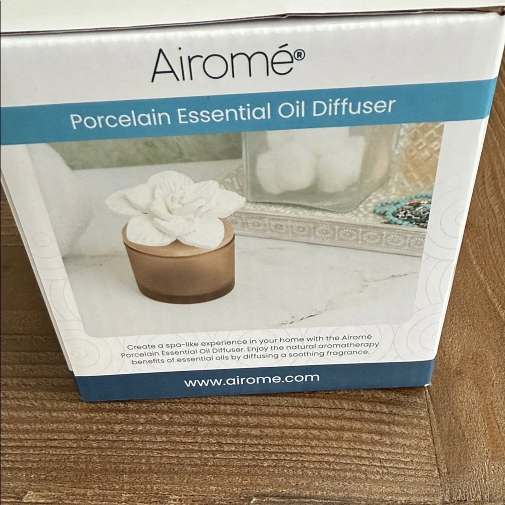 Airome Porcelain Essential Oil Diffuser - With 4 Pack of Sand and Fog Oils NWOT - Picture 7 of 8